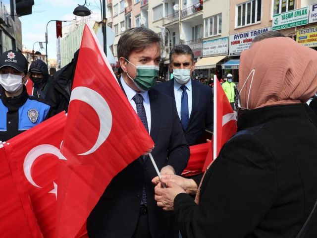 Valimiz Sn. Hamza AYDOĞDU Türk Bayrağı hediye ederek, onları, saat 19.21’de