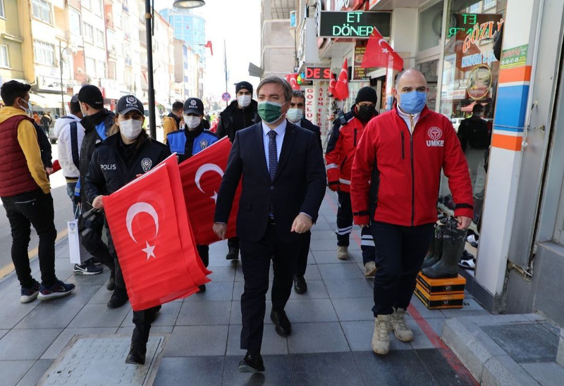 Valimiz Sn. Hamza AYDOĞDU Türk Bayrağı hediye ederek, onları, saat 19.21’de