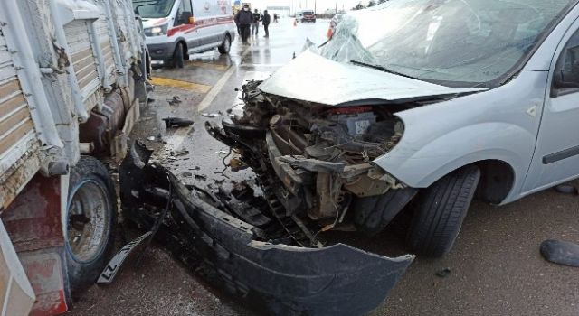 Hafif ticari araçla kamyonet çarpıştı: 3 yaralı