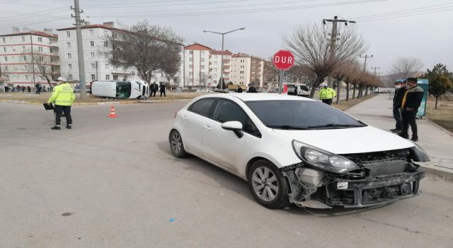 Otomobil İle Hafif Ticari Araç Çarpıştı: 3 Yaralı