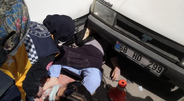 Covid-19 Testi Pozitif Çıkan Yaşlı Kadına Ambulanstan İnerken Otomobil Çarptı