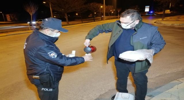 Doktordan Uygulama Yapan Polislere Çay ve Kek İkramı