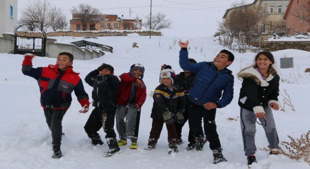 Nisan Ayında Yağan Kar Çocukları Sevindirdi