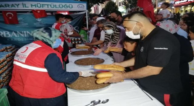 Kızılay Şehitlerin Ruhu İçin Yemek Dağıttı