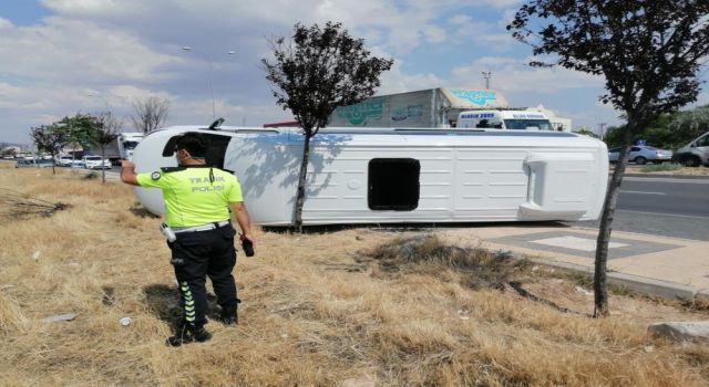 Önüne Aniden Araç Çıkan Servis Minibüsü Devrildi