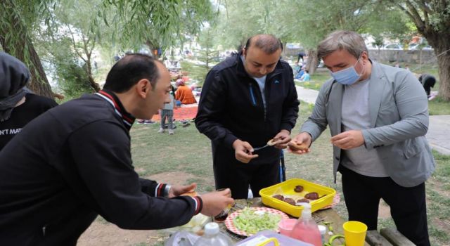 Pandamı Normalleşmesinde Sağlik Çalişanlari Moral Pikniğinde Bir Araya Geldi