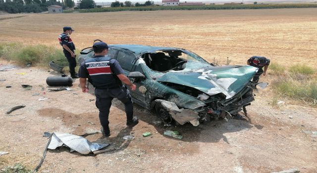 Takla atarak hurdaya dönen otomobilde 1'i bebek 3 kişi yaralandı