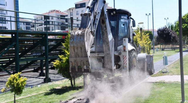 Oyun Parklarının ve Yürüyüş Yollarının Zemini Yenileniyor