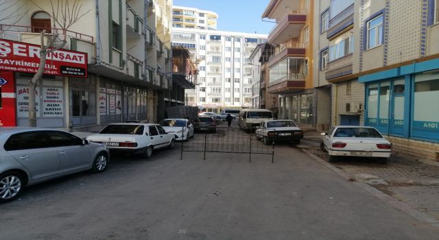 Aksaraylılar “Her İsteyen Yol Kapatıyor”