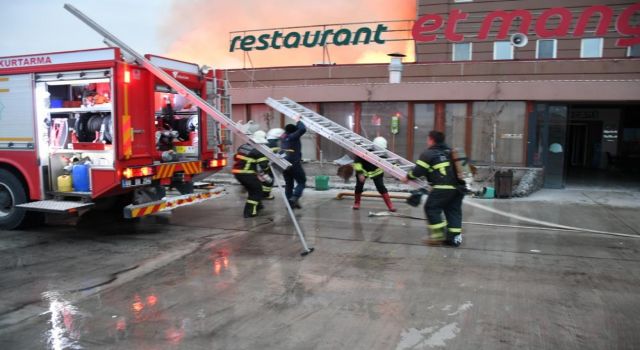 Benzin istasyonunun restoranında çıkan yangın otele sıçradı