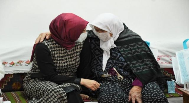 Merve Dinçer Huzur Evi Sakinlerini Ziyaret Etti