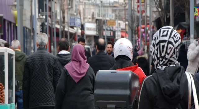 Vatandaşlar 11 Ayın Sultanına Hazırlanıyor