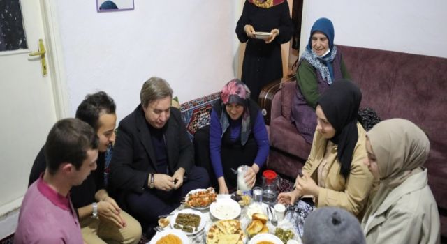 Gurbeti Bu Sofrada Unutuyorlar