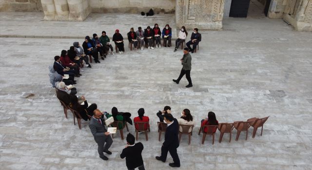 Tarihi Kervansarayın Önünde Kitap Okuma Etkinliği