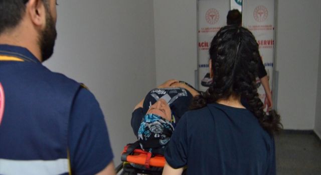Balkondan Düşen Kadın Yaralandı