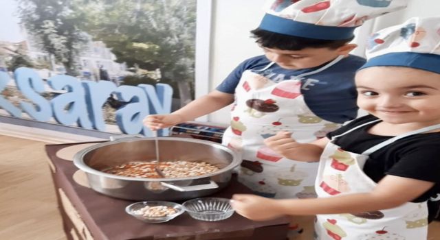MİNİK ÖĞRENCİLERDEN AŞURE İKRAMI