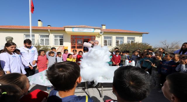 Belediye Bilim İçin Köy ve Kasaba Okullarına Çıkartma Yapıyor