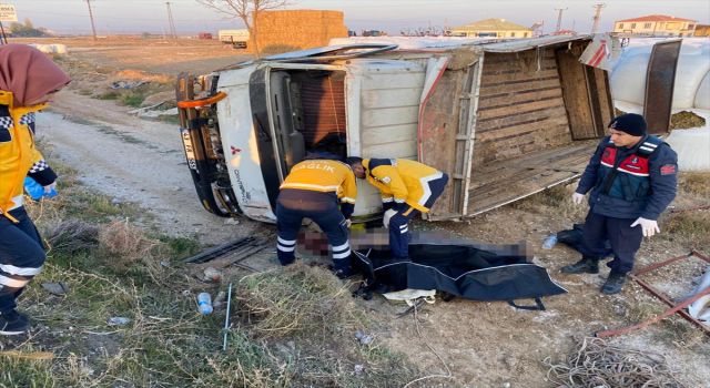 Devrilen Kamyonun Sürücüsü Öldü, 1 Kişi Yaralandı
