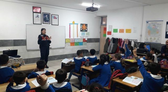 Jandarma Çocuk Hakları Gününü Unutmadı