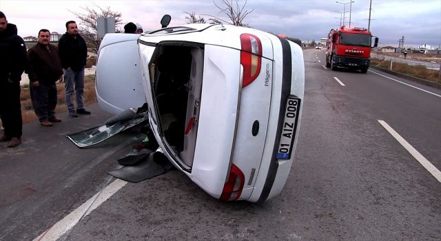 Devrilen Otomobildeki 4 Kişi Yaralandı
