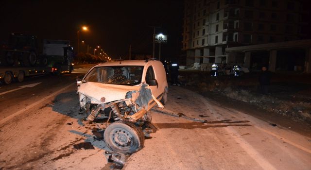 Hafif Ticari Araç İle Otomobilin Çarpıştığı Kazada 3 Kişi Yaralandı
