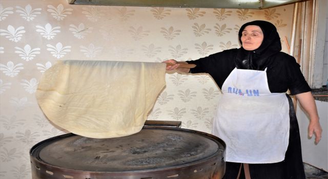 İki Kız Kardeş 10 Metrekarelik Dükkanda Gözleme Yapıyor