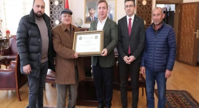 Vali Aydoğdu’dan Hayırsever İş İnsanına Teşekkür Belgesi