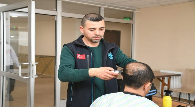 Depremzedelere Kuaför Hizmeti Devam Ediyor
