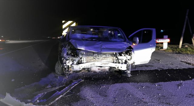 Minibüs İle Hafif Ticari Araç Çarpıştı, 5 Kişi Yaralandı