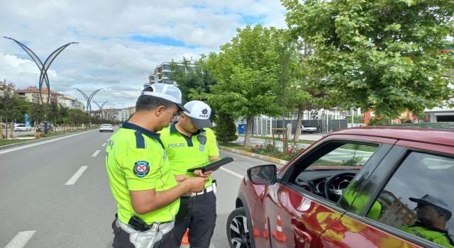 30 Sürücü Emniyetin Radarından Kaçamadı