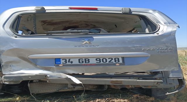 Hafif Ticari Aracın Bariyerlere Çarptığı Kazada 1 Çocuk Öldü, 4 Kişi Yaralandı