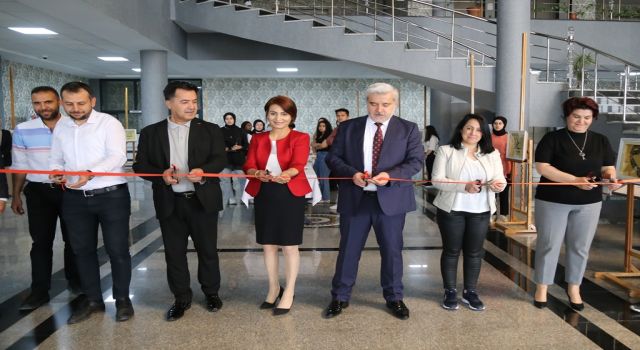 Hemşire Adaylarının Sergisi Açıldı