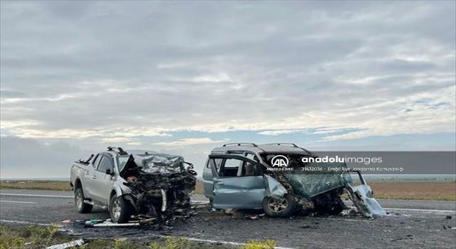 İki Kamyonet Çarpıştı, 4 Kişi Öldü