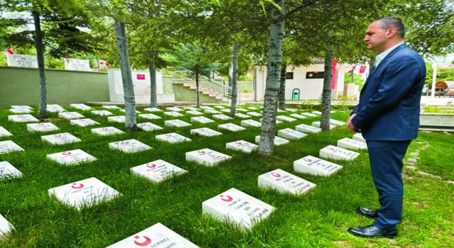 Yaldır İlk Ziyaretini Şehitliğe Yaptı