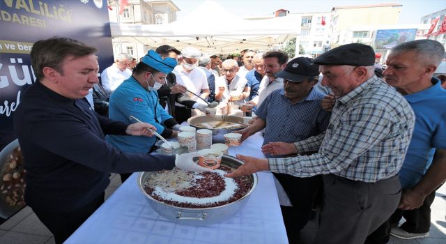 Aksaray Valisi Aydoğdu, Vatandaşlara Aşure İkram Etti
