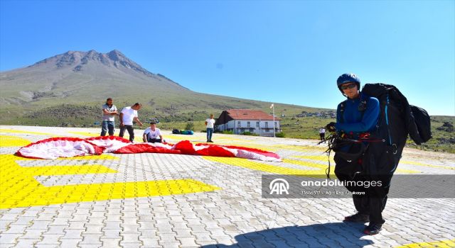Aksaraylı paraşütçüler şehit Ömer Halisdemir'in kabrine ziyaret için atlayış yaptı
