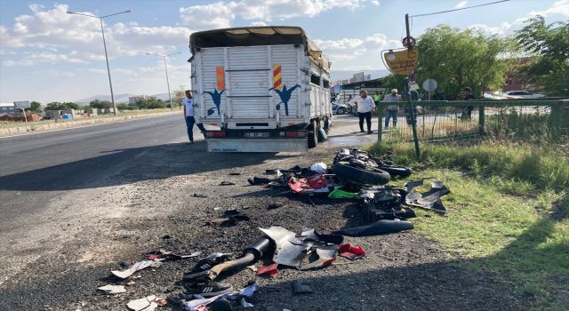 Kamyonetle Çarpışan Motosikletin Sürücüsü Öldü