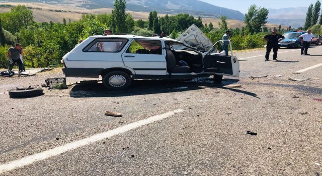 Minibüs İle Otomobilin Çarpıştığı Kazada 2 Kişi Öldü, 1 Kişi Yaralandı