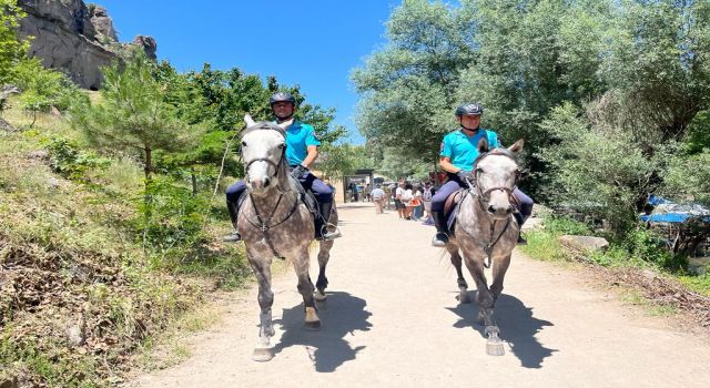 Vadideki Atlı Jandarmalar Turistlerin İlgi Odağı Oldu