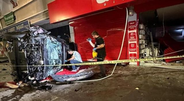 İş Yerine Çarpan Otomobilin Sürücüsü Ağır Yaralandı