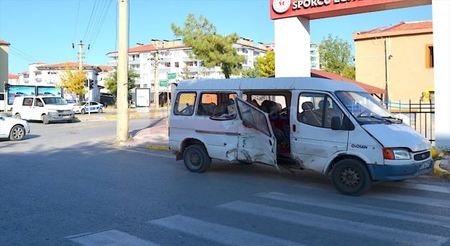 Minibüs İle Panelvanın Çarpıştığı Kazada 5 Kişi Yaralandı