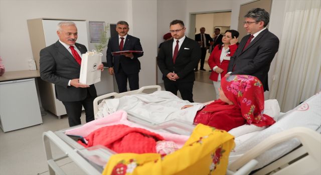 Aksaray'da Doğan 100. Yılın İlk Bebeklerini Vali Kumbuzoğlu Ziyaret Etti
