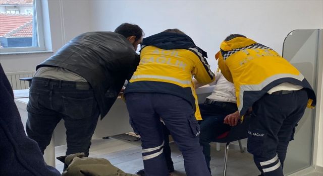 Banka Şubesinde Amcasını Bıçakladı