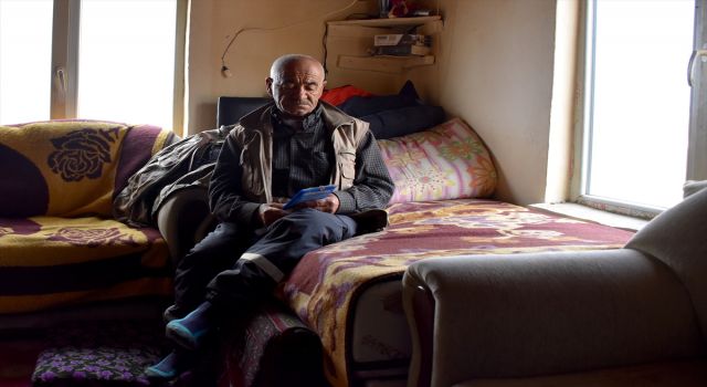 Tek Başına Yaşadığı Köyde Kışın Zorluklarına Rağmen Mutlu Olmasını Biliyor