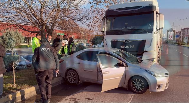 Tırın Önünde Sürüklenen Otomobilde 3 Kişi Yaralandı