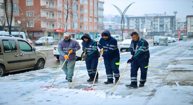 Belediye Ekipleri Kar Yağışı Nedeniyle Teyakkuzda