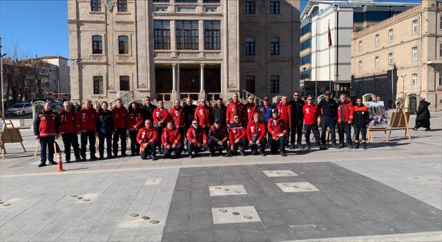 Depremin İzleri Fotoğraflarla Sergilendi