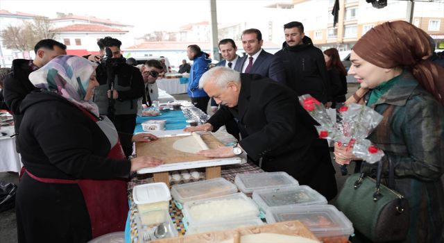 Aksaray Valisi Kumbuzoğlu, Ziyaret Ettiği Pazarda Yufka Açtı