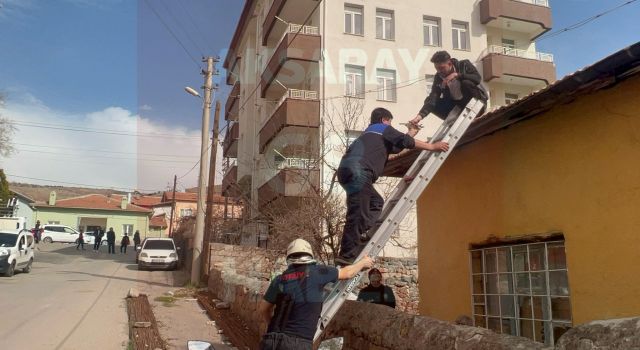 ÇATIDA MAHSUR KALAN ARKADAŞINA YARDIM ETMEK İSTERKEN KENDİSİ DE MAHSUR KALDI