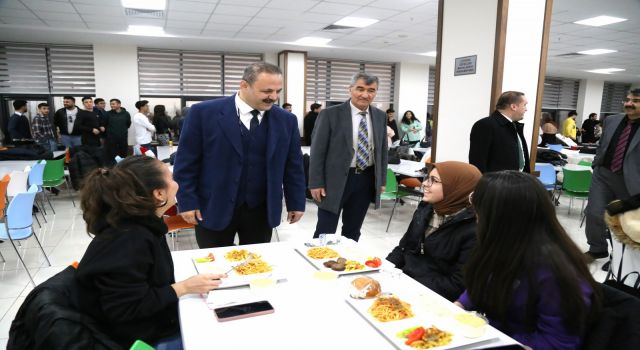 Rektör Arıbaş Öğrencilerin İftar Sofrasına Konuk Olup Sorunlarını Dinledi